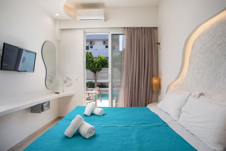 Junior Suite with Private Pool — photograph 9