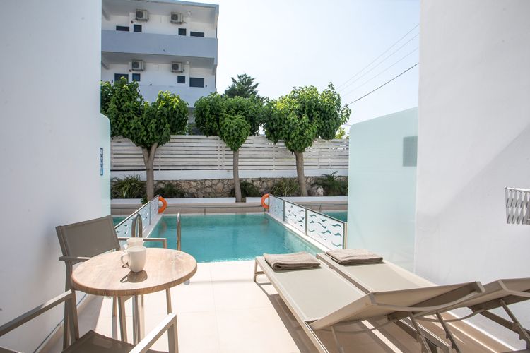 Junior Suite with Private Pool — photograph 8