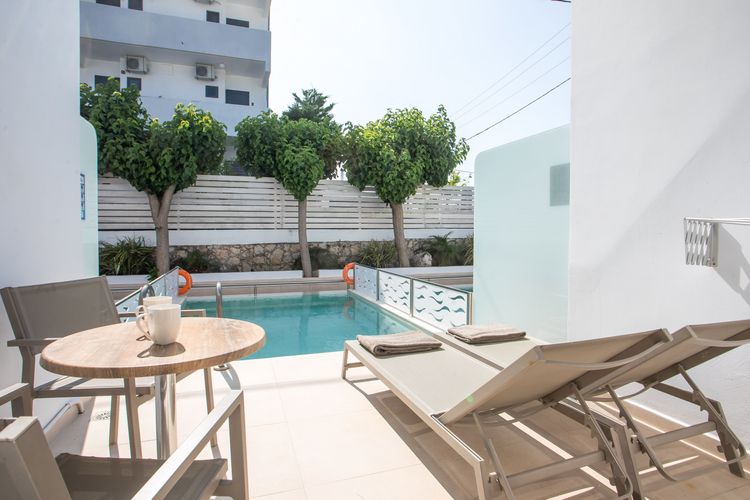 Junior Suite with Private Pool — photograph 2